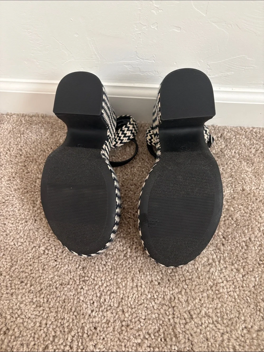 Universal Thread Black and White Woven Platform Sandals